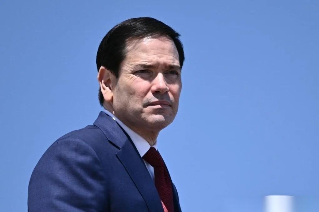 第一次来人民大会堂的鲁比奥，对一切都充满了好奇，特别是天花板上的装饰！东大厅顶上