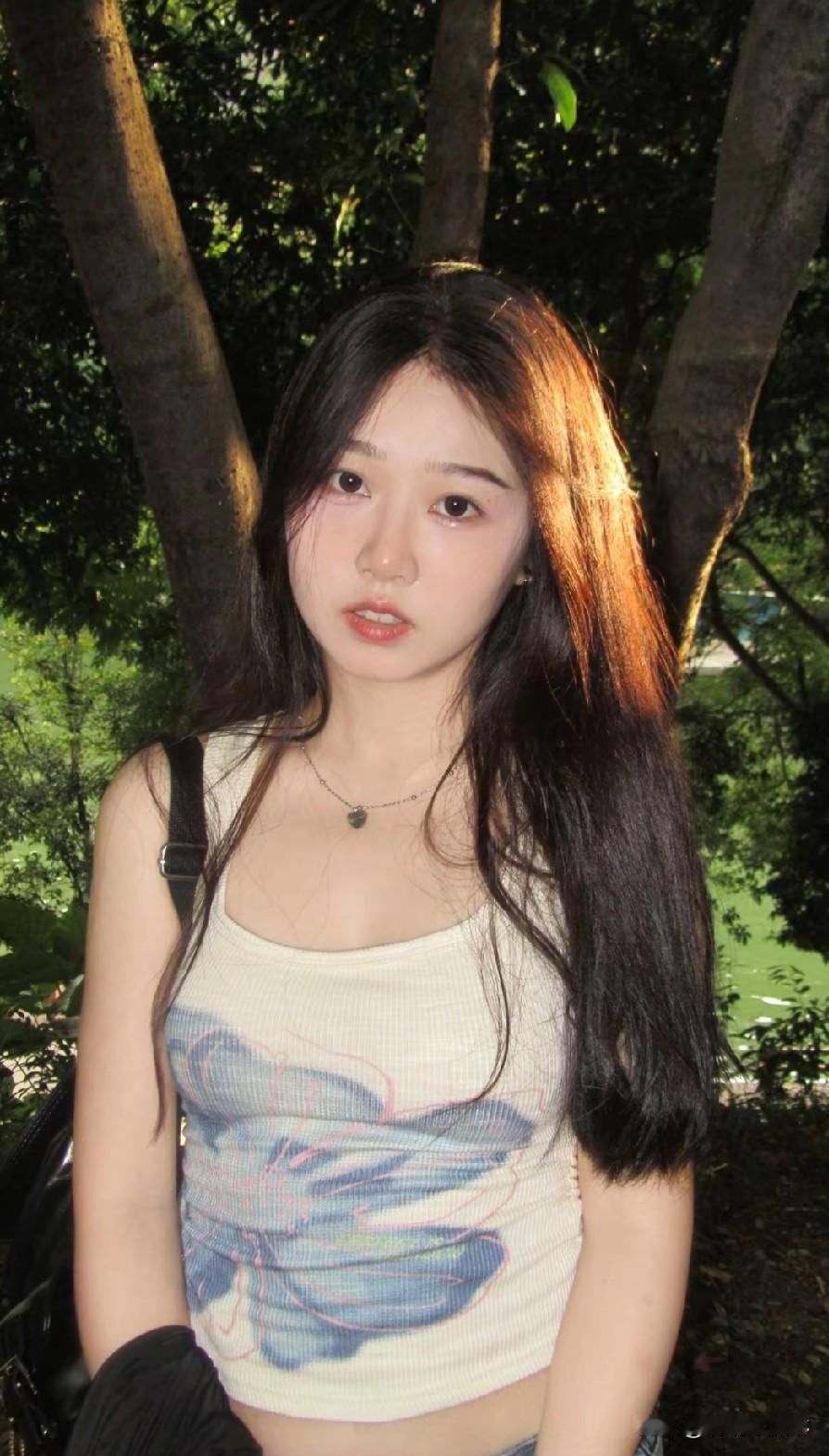 阳光下的少女，自然清新，美得令人心动！