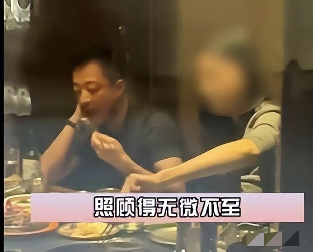 汪小菲跟好友聚餐，旁边坐着一位大美女，并且主动给汪小菲夹菜！其实这无可厚非，朋