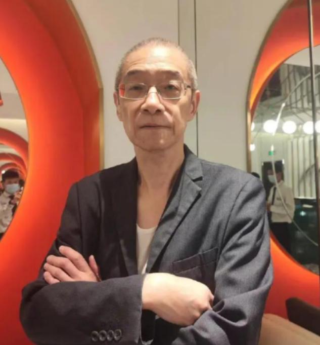 2024年6月，上海一家酒店的房间里，96岁失明的老母亲颅内出血，抢救室外，69
