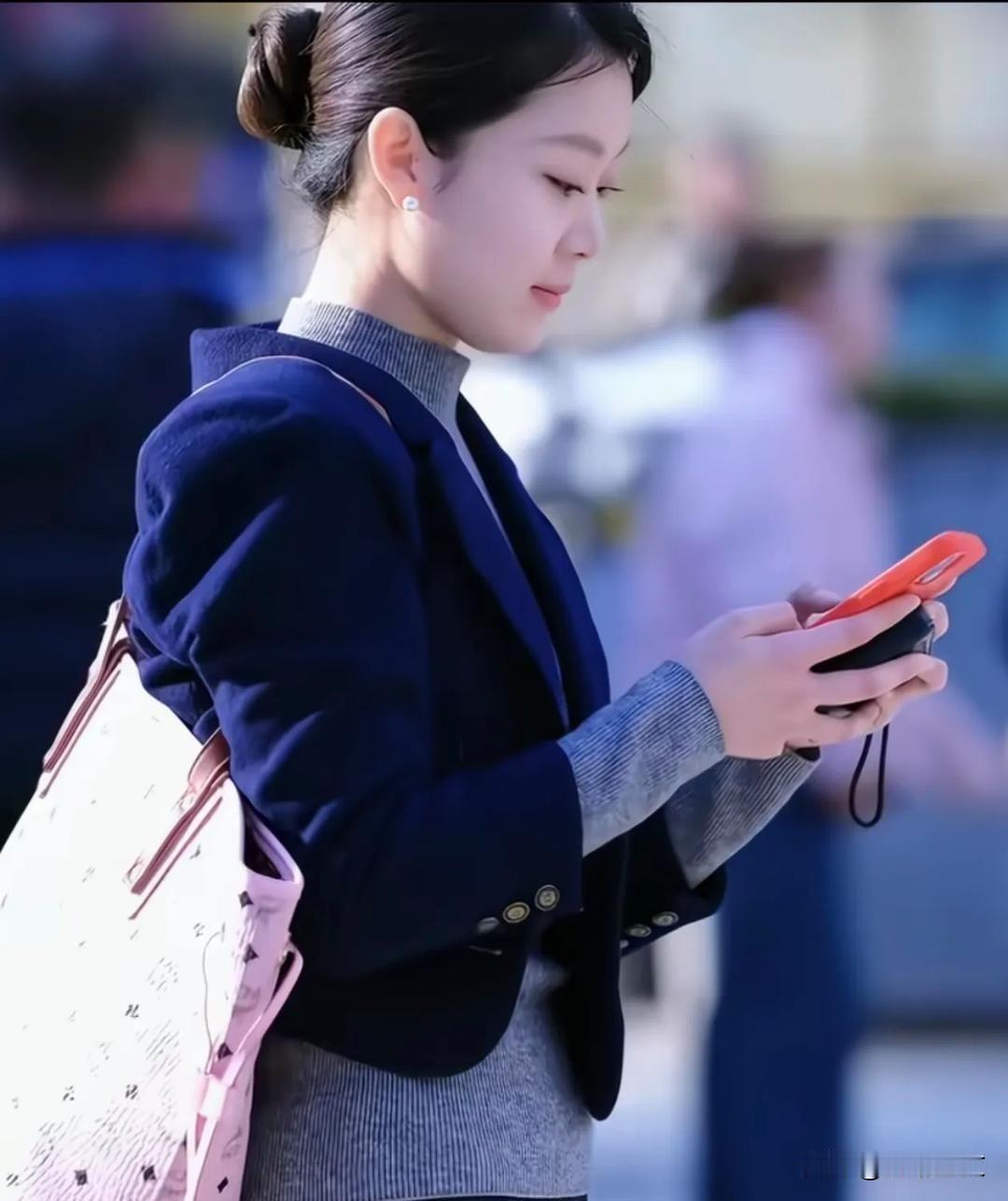 凭面相我敢说，娶这样的女人，真的可以旺三代。看这一张干净的脸，看她的穿搭都透