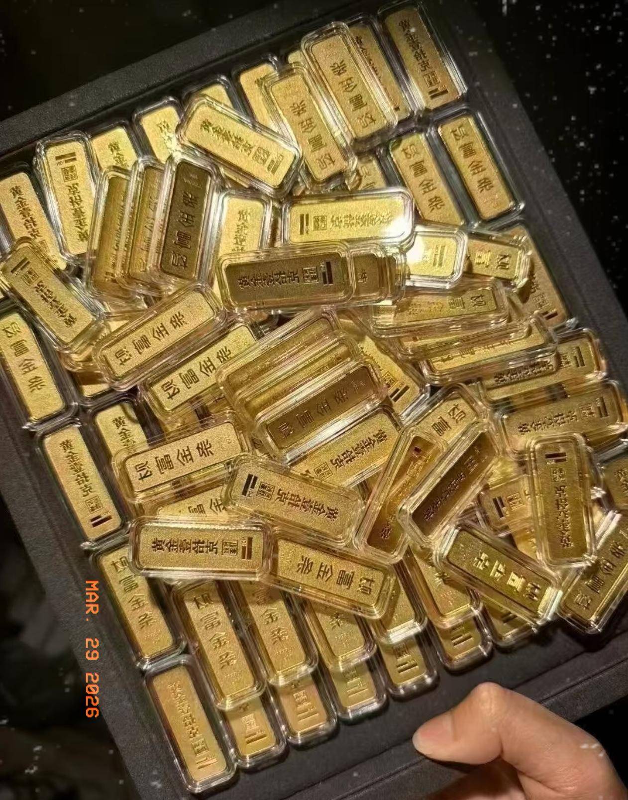 今天陪我闺蜜去卖黄金，她拿了足足200克过去，本来想着趁着金价高卖个好价钱，结果