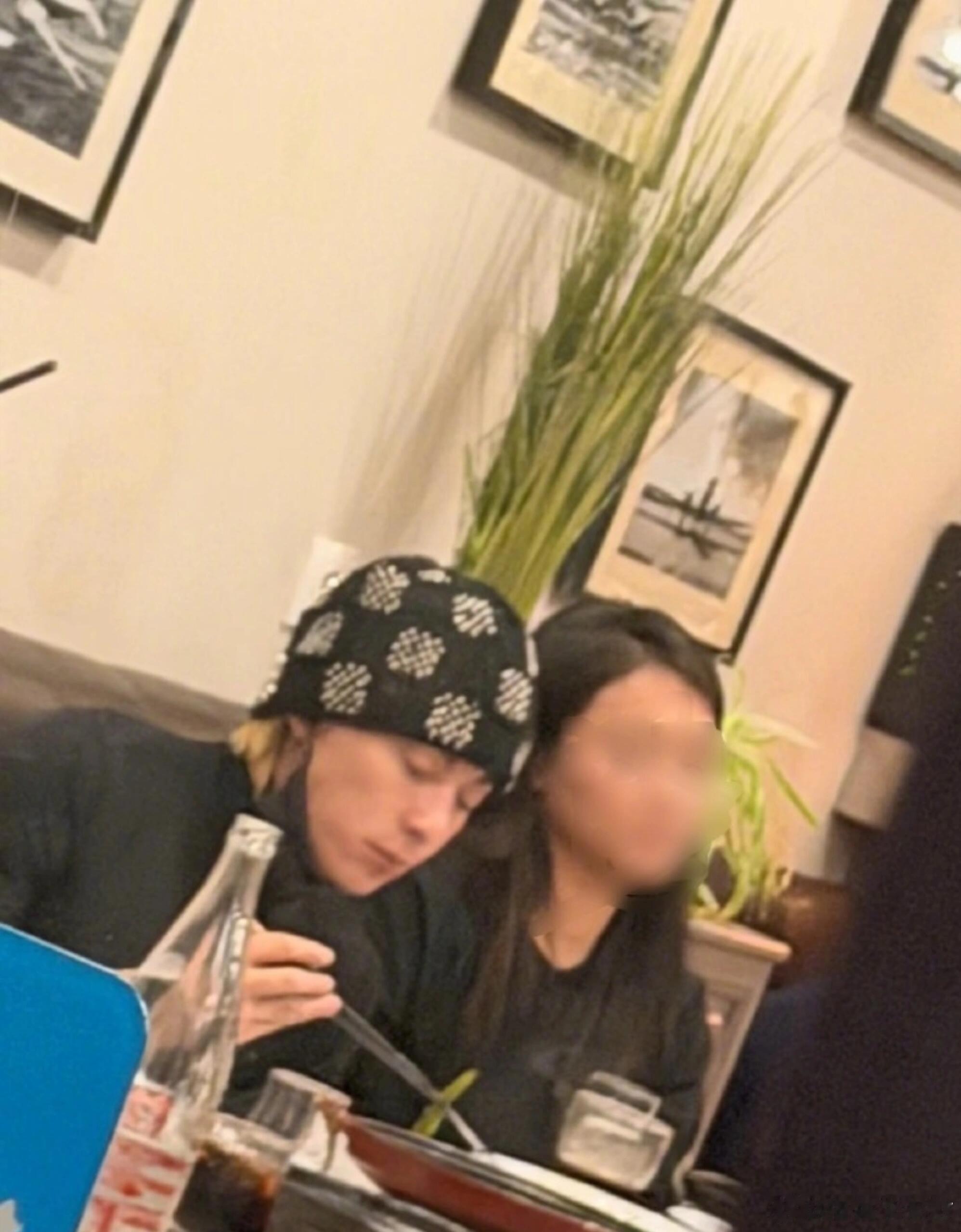 巴黎川菜馆的王鹤棣，巴黎书店的文淇全巴黎都在偶遇明星。