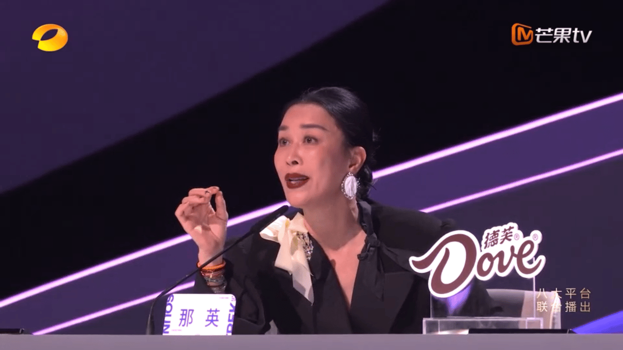 那英也太会抢人了吧！选手1v1演唱结束，她直接点名要给苗梦初、陈佩贤安排资源，被