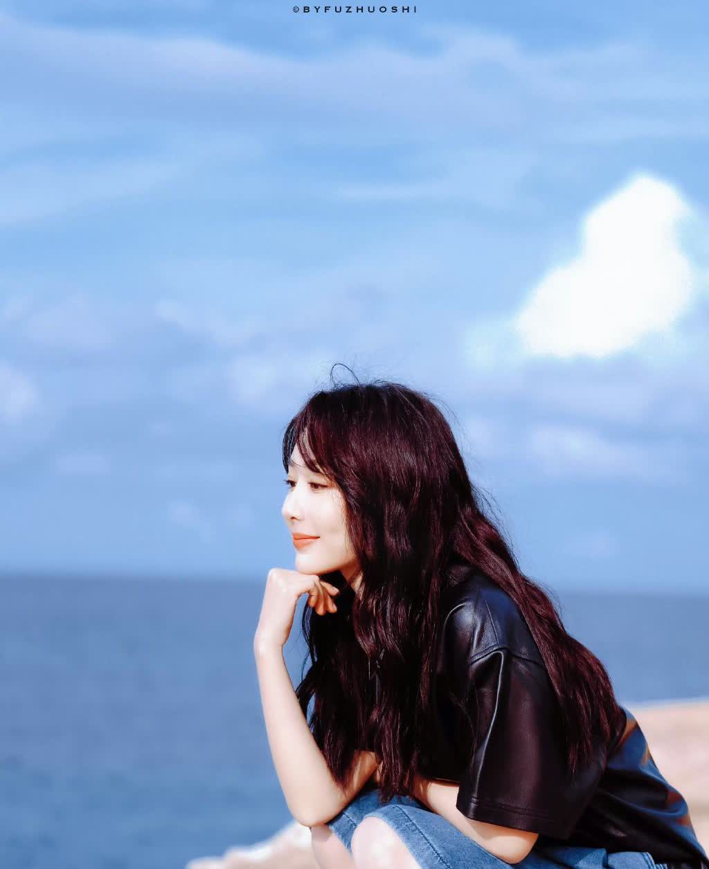 杨紫高原吸氧：在海拔五千米的雪线之上，她裹着冰碴吸氧对戏，冻裂的唇与剧本共颤。三