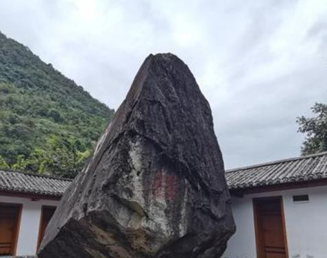 1983年怒江一中学突然飞来一颗500吨的巨石，稳稳地立在院子中央，并且只毁坏了