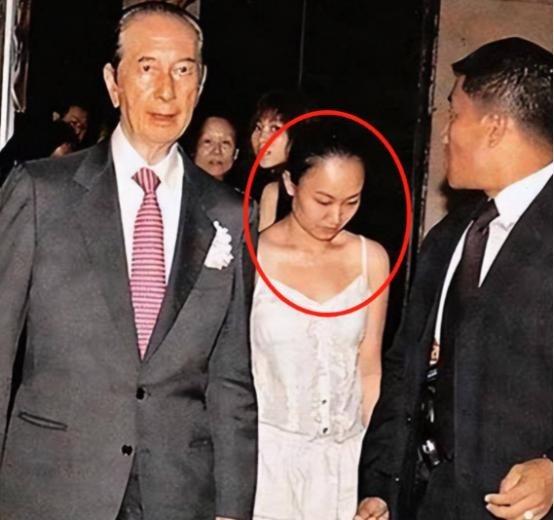 2007年，85岁的赌王中风入院，貌不惊人的小护士邓咏诗，愿给赌王擦身体。结果没