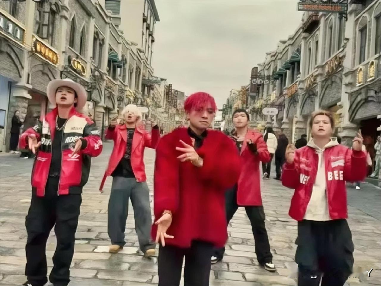 云南BIGBANG团宠萌犬花花：来自四叔家的“打工汪”，空心铁链超有趣云南昭