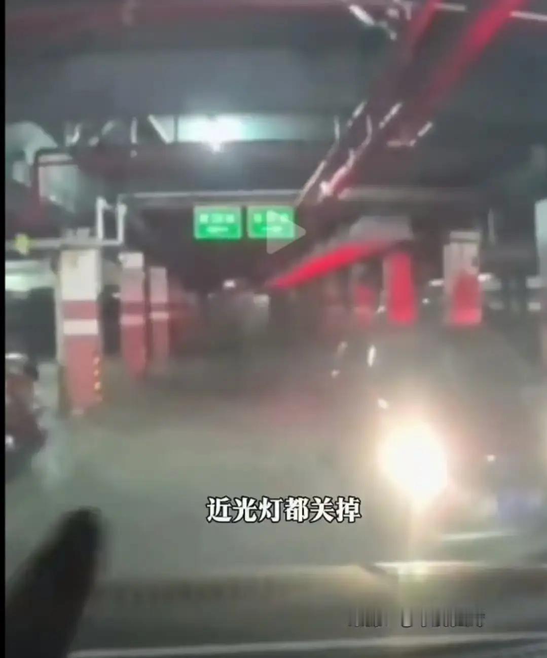 这起在黑龙江发生的“远光灯事件”，再次引发了公众对“道路礼仪”和“邻里关系”的关