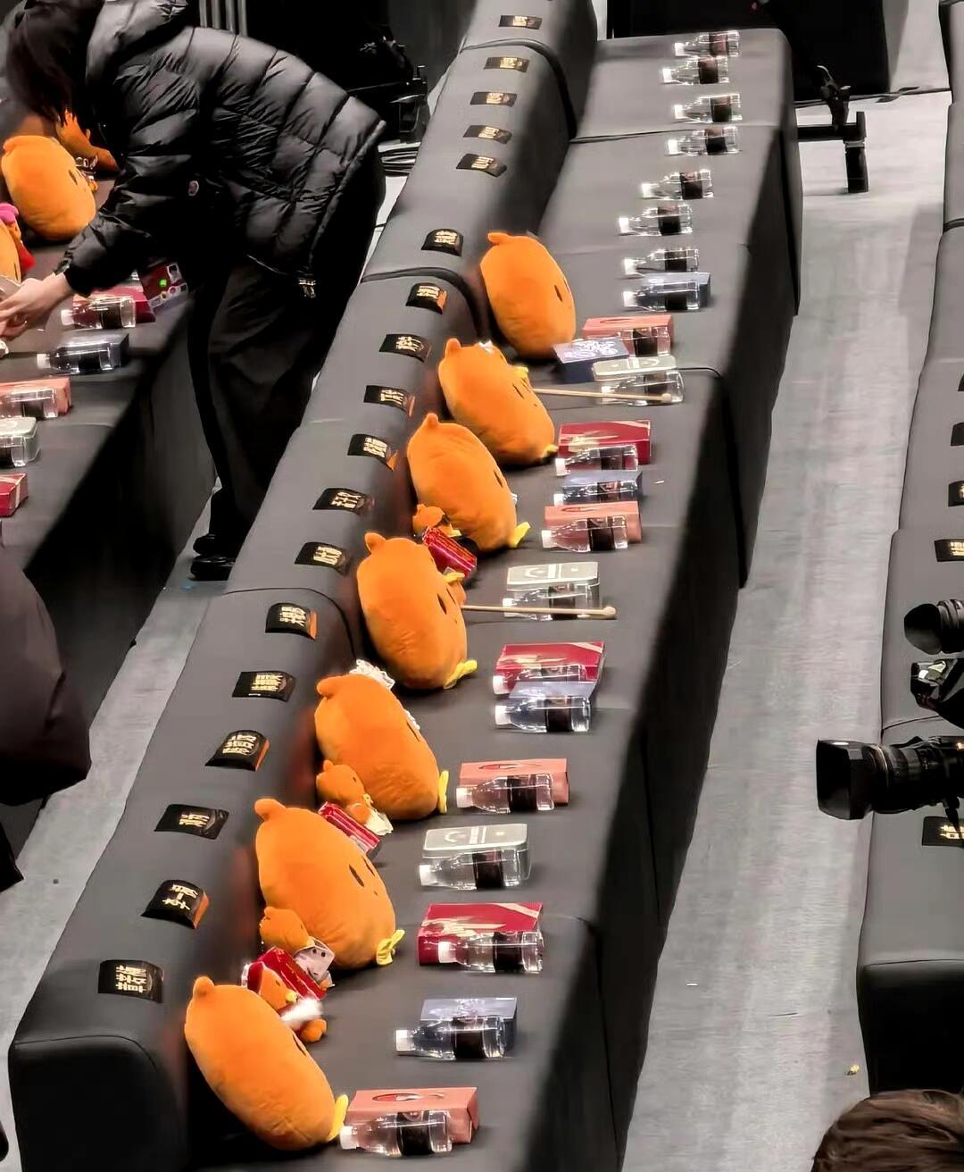 微博之夜现场座位来了，第二排和第三排分别如下