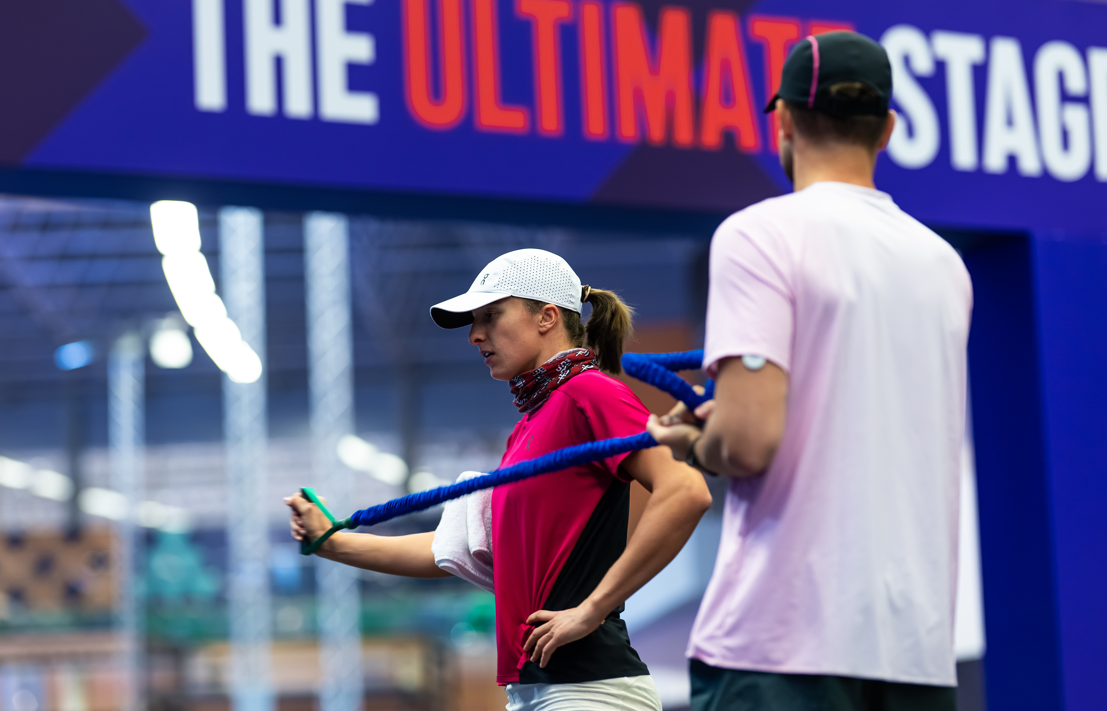 为年终展开备战🙌总决赛进入最后倒计时，斯瓦泰克和阿尼西莫娃在利雅得合