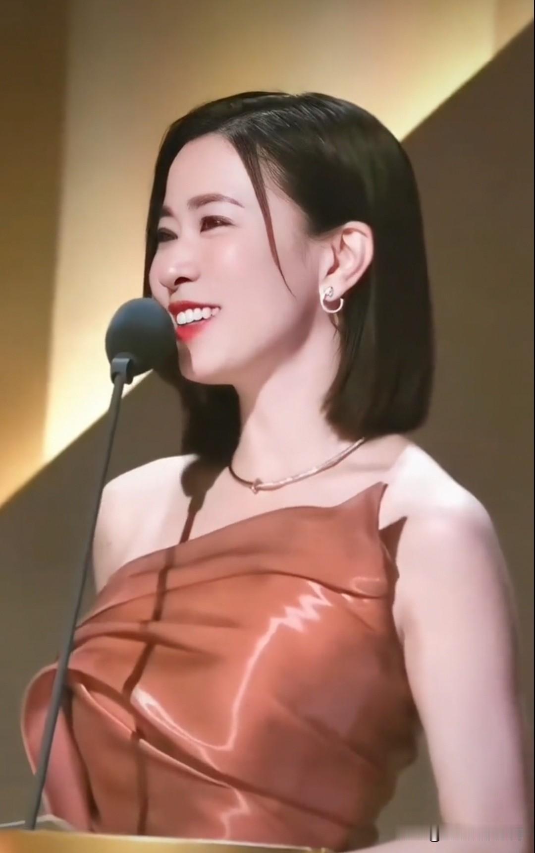 佘诗曼太美了，太有气质了，漂亮的曼曼太养眼了[赞][赞][赞]有没有发现，不结