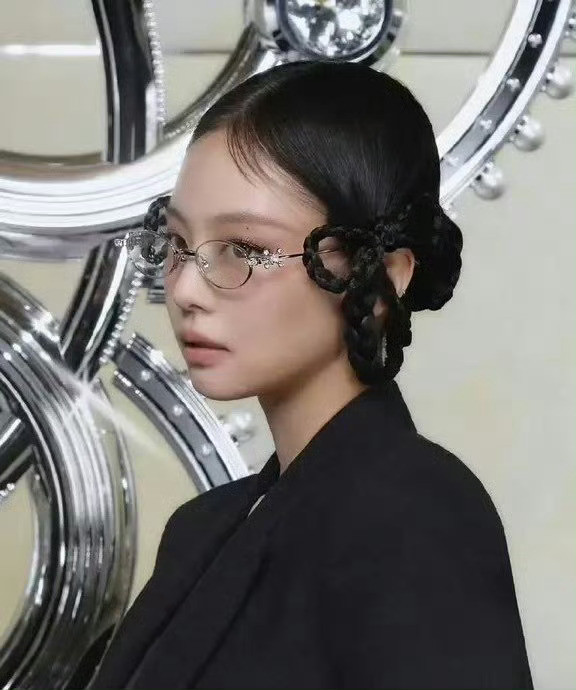 虞书欣和Jennie的同款造型被嘲笑东施效颦又是被说普的一次，明明还是挺好看的虞