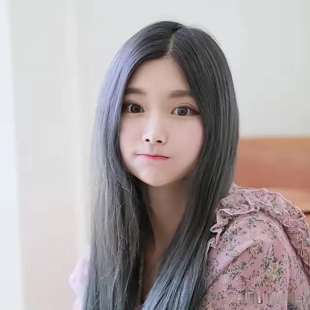 温柔甜美的少女，灰色长发，粉色连衣裙，清新自然。