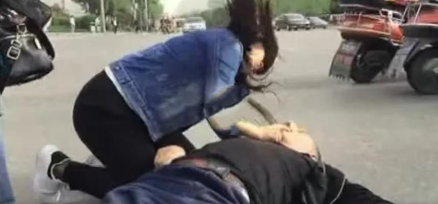 西安洛川，一个学临床医学的女孩，在上班的路上看到一位老人躺在马路边上，她放下书包
