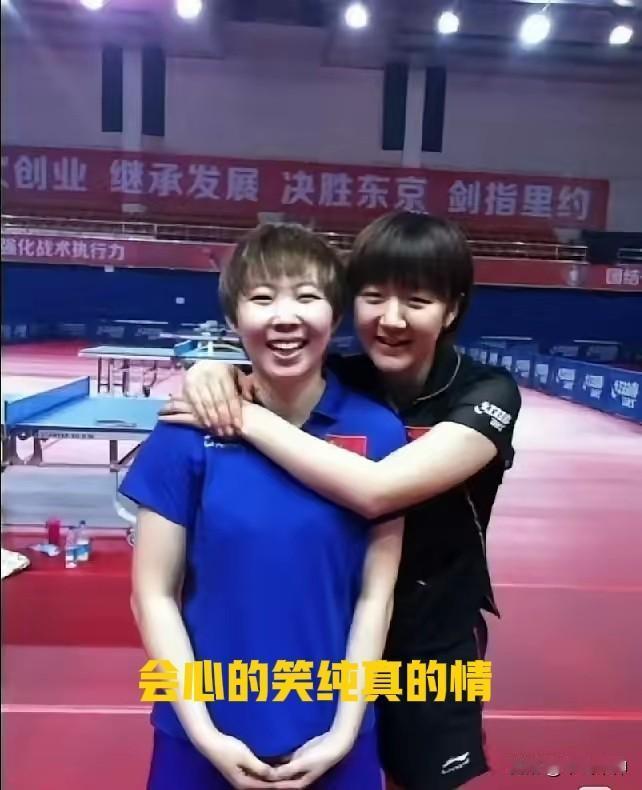 感叹：失去的青春不再来！看，年轻时的陈梦、朱雨玲两人笑得多么纯真、甜美。