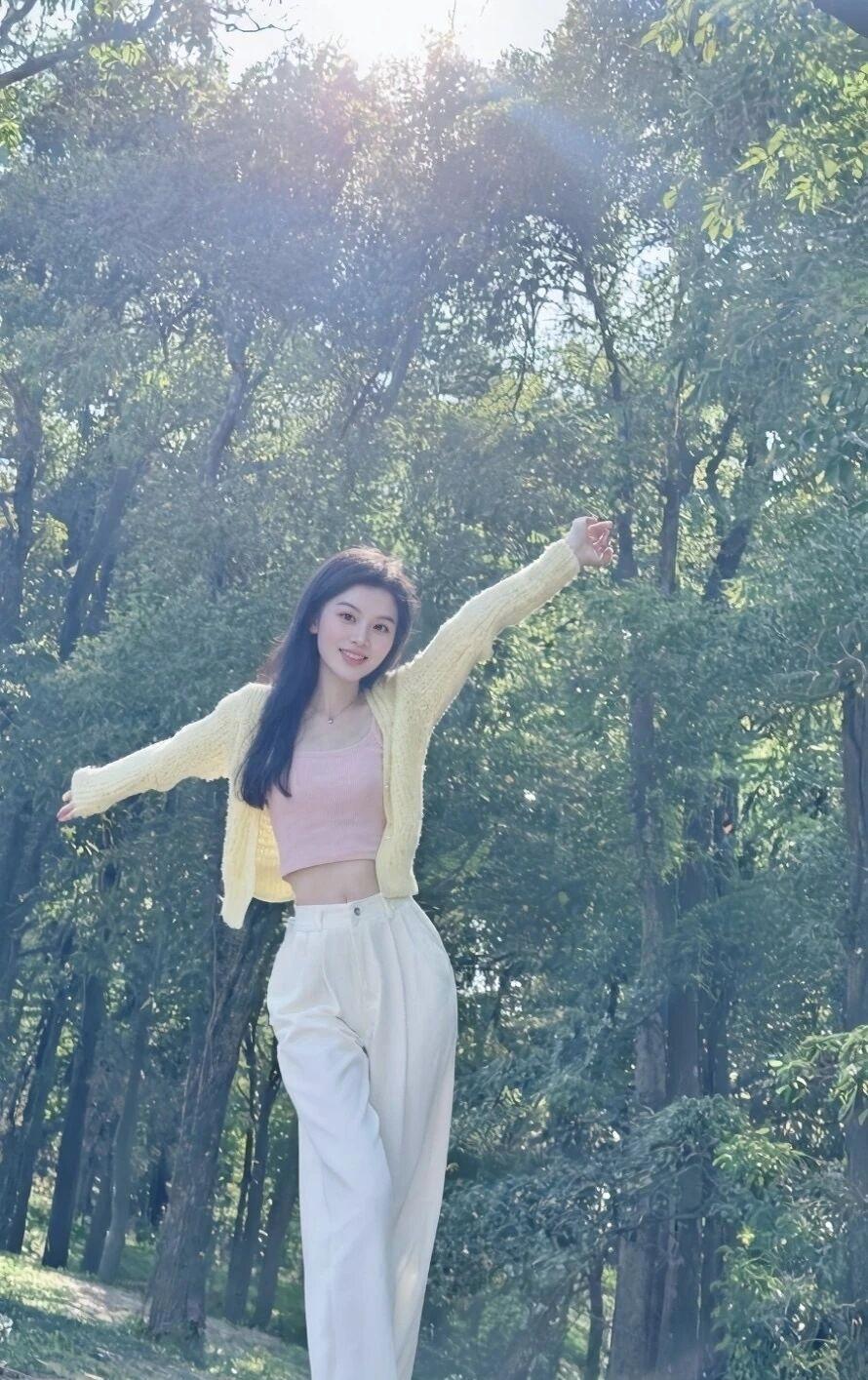 阳光洒落，树影婆娑，少女在林间自由奔跑