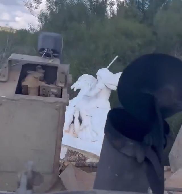 现在最尴尬的是黎巴嫩。之前，以为以色列只是为了打击真主党，但是现在，以色列把耶稣