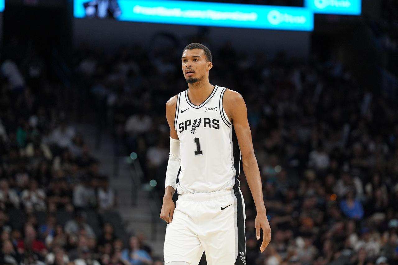 说到文班亚马的MVP前景，前NBA球员“无眉大侠”维拉纽瓦直言：“如果马刺超越了