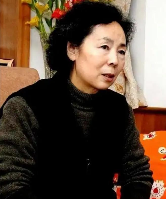 84岁的“王芳”住进养老院，全网都感叹她晚景凄凉、儿女不孝。因为在大家看来，她住