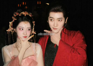 从神态到台词节奏，王楚然都融入了狐狸的特质。不疾不徐，却总能吸引所有注意，这种表