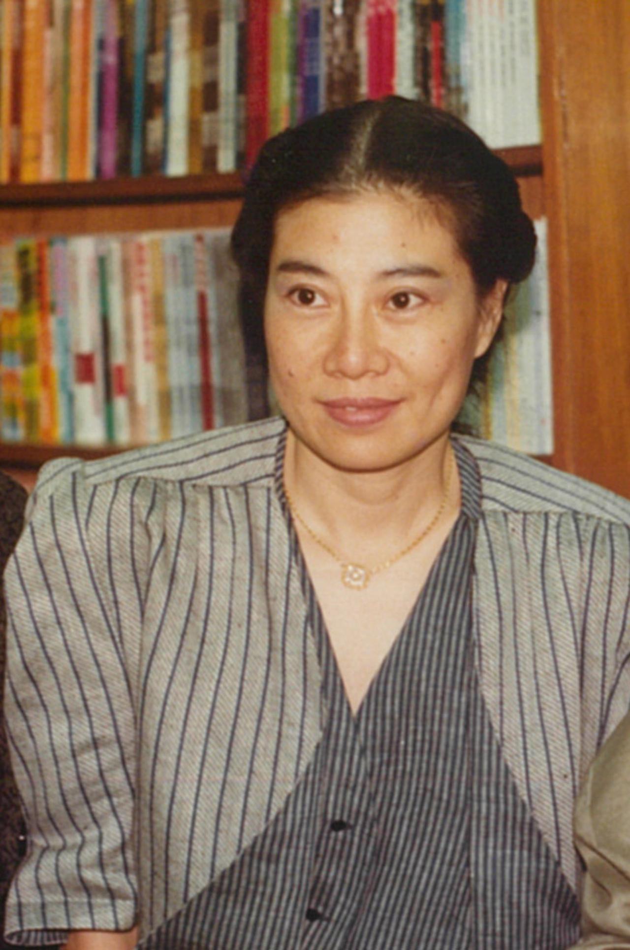 她是香港女作家，当她在报纸上看到岳华与郑佩佩的陈年往事，盛怒之下竟然把一把水果刀