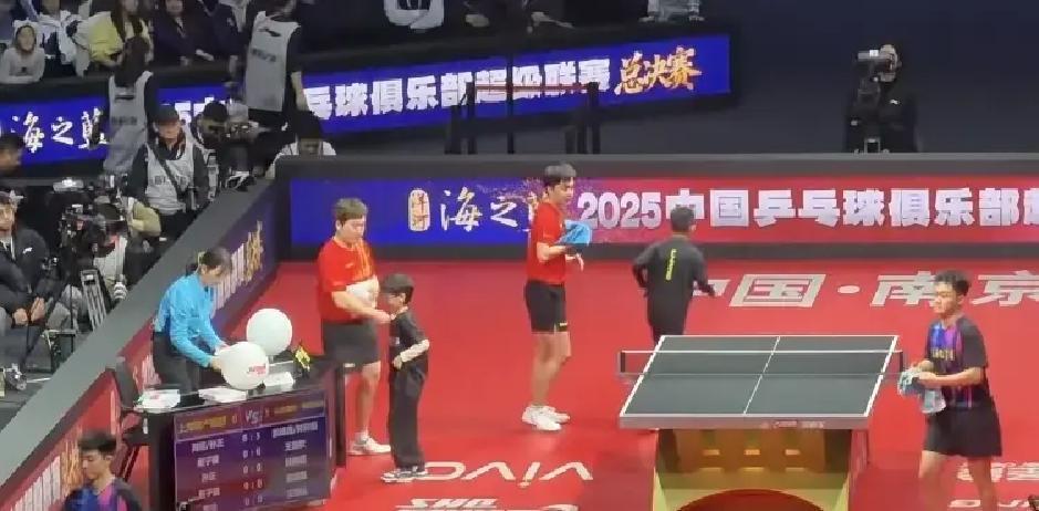 国乒最新的秘密武器，你绝对猜不到是什么。不是新技术，也不是新战术。是萌娃。