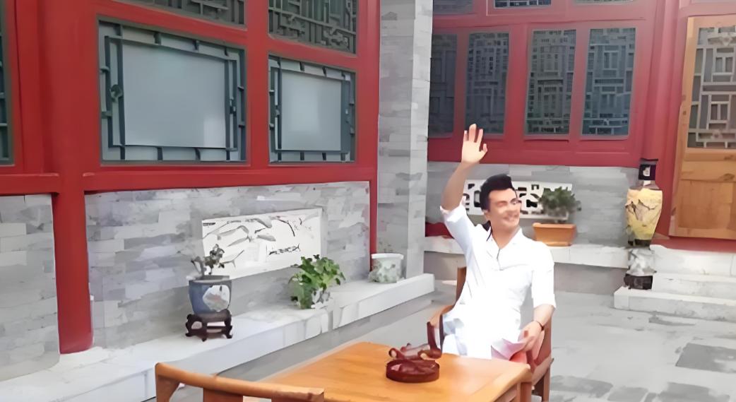 2004年，于波用260万买下雍和宫旁边的两座四合院，几年后，朋友对他说：“我出