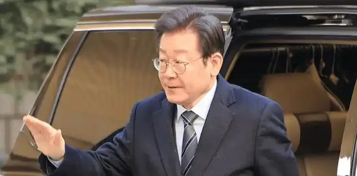 李在明想咋样小国路在何方你知道吗？韩国政坛现在就像坐过