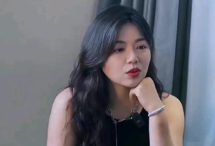尽管漂亮知性的女主持一再追问，庞麦郎这些年有没有去进修？提高或者丰富自己的乐理知