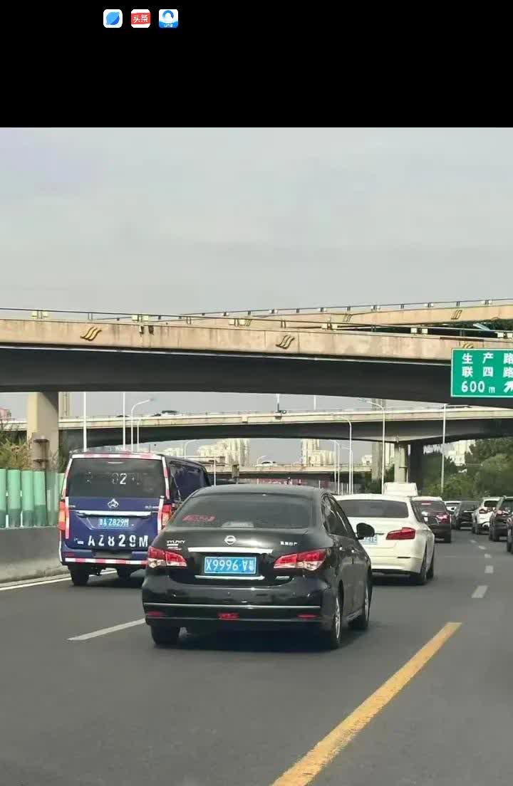 车友朋友发给我的图片，倒着安装汽车牌照违章不违章。这个让交警发现了，扣不扣分罚不