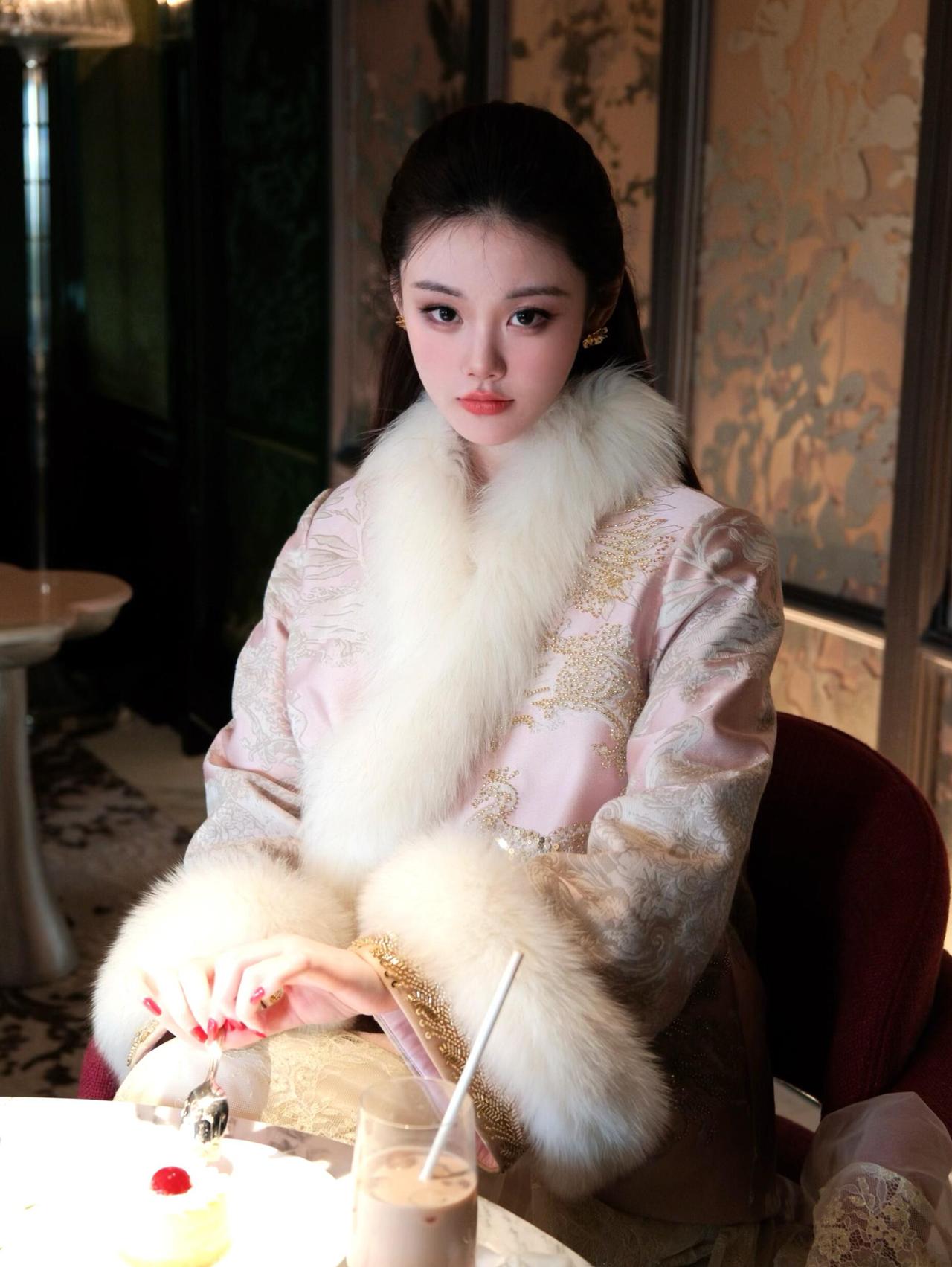 优雅下午茶时光仙女系下午茶精致妆容与华美服饰相得益彰