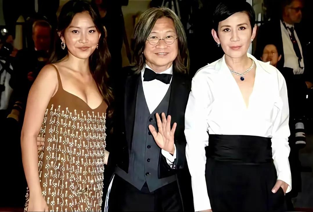 陈可辛和吴君如的女儿现在已经出道了。长得大大方方的，脸型和嘴型跟父亲非常像。