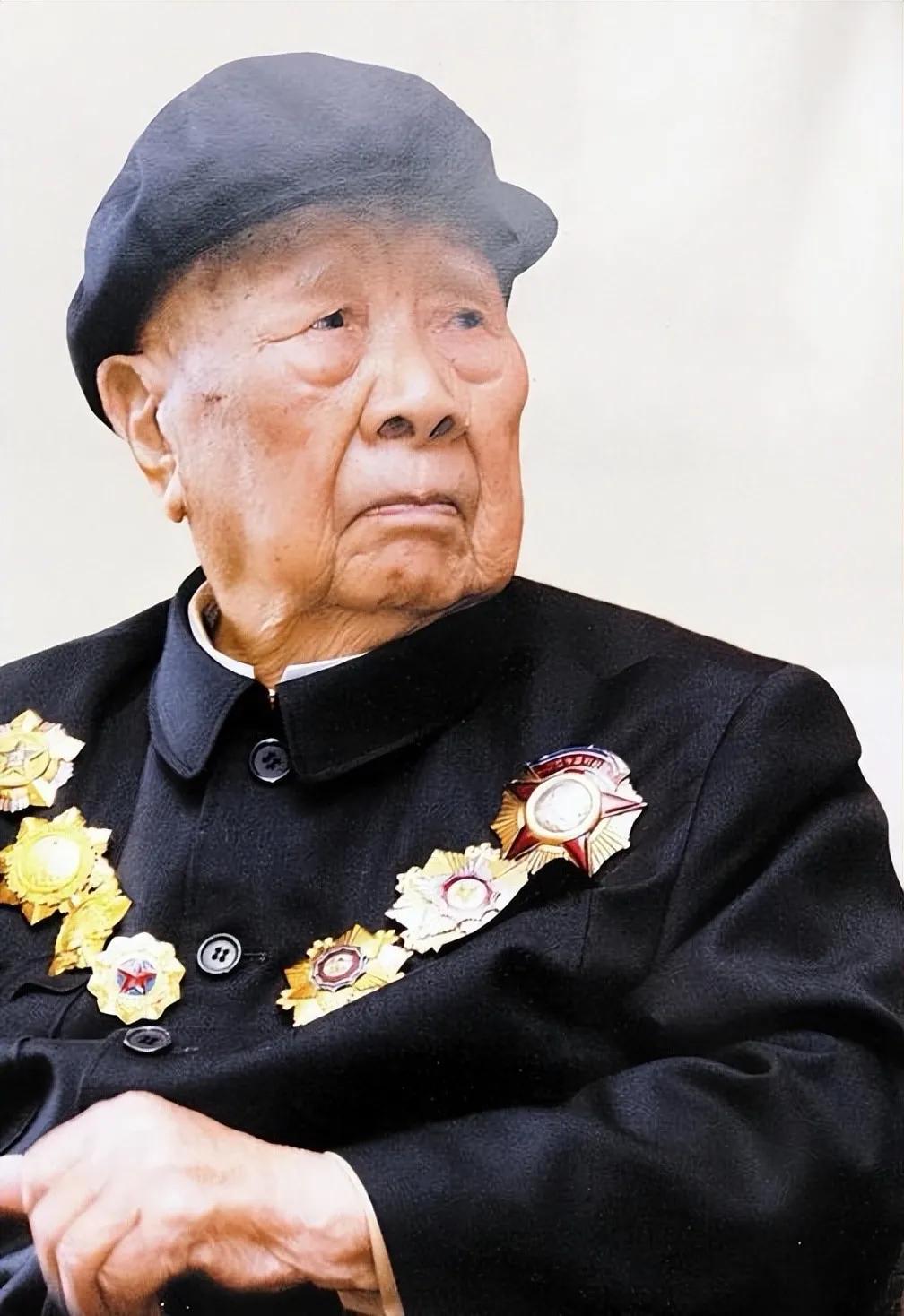 1984年，退休后的开国中将曾思玉，到大连一水库钓鱼。不一会，水库负责人过来了，