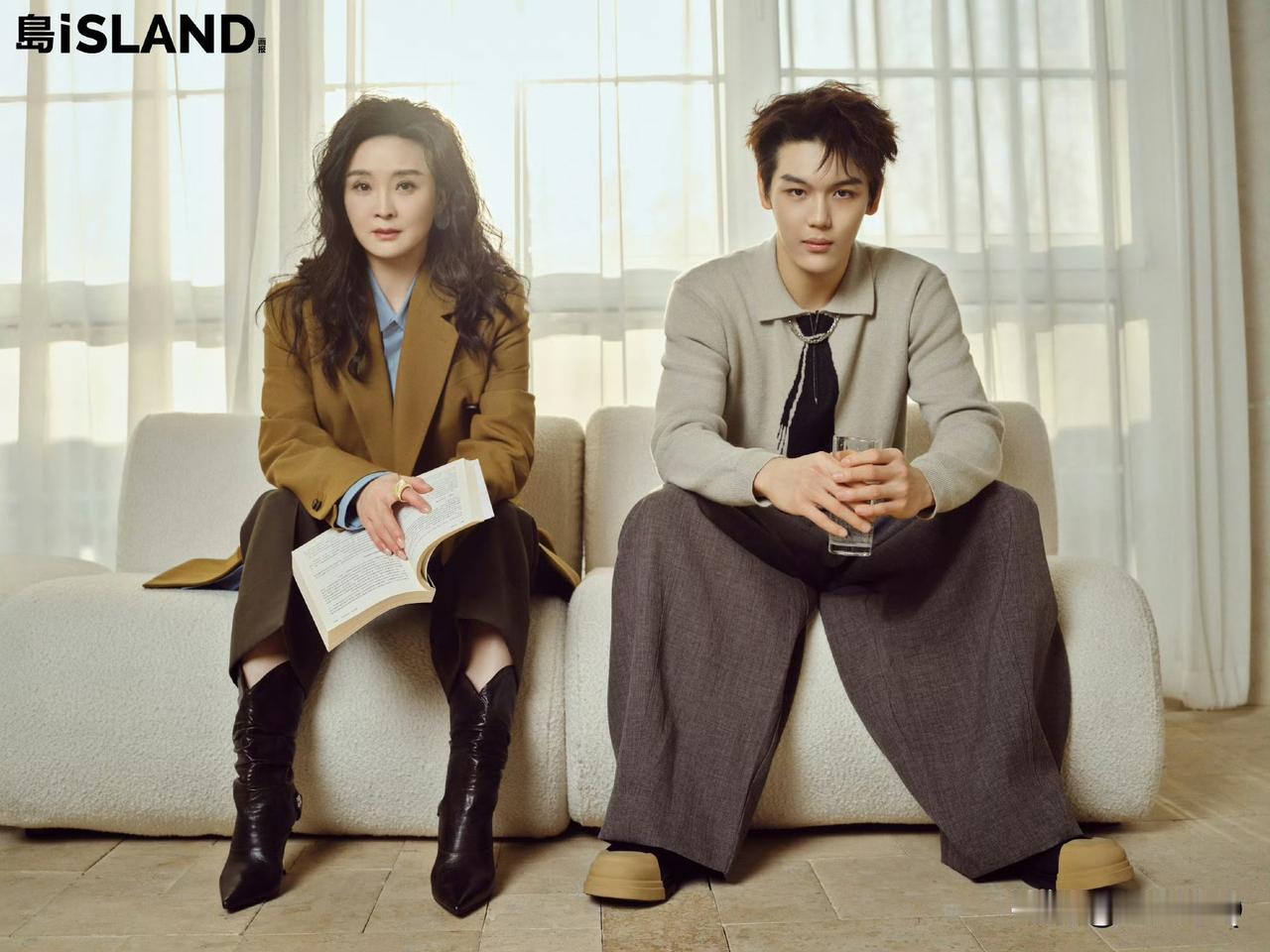 王艳携儿子球球拍亲子杂志，不得不感叹球球变化好大。小时候球球上综艺那会少爷脾气十