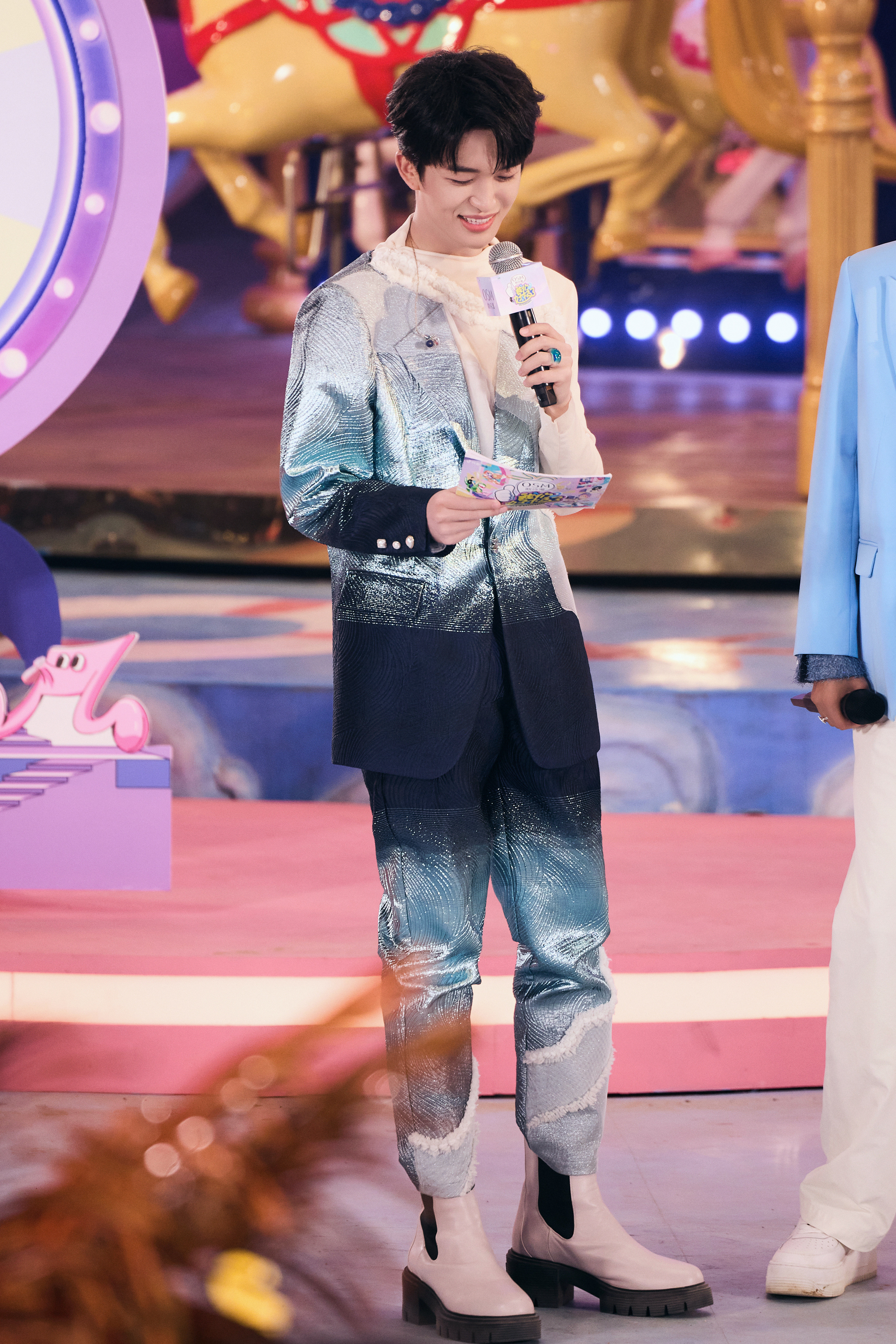 咱就是说服装倒也不用这么贴合海边的主题…真的有点稠😢特别是裤子和鞋子…​​​