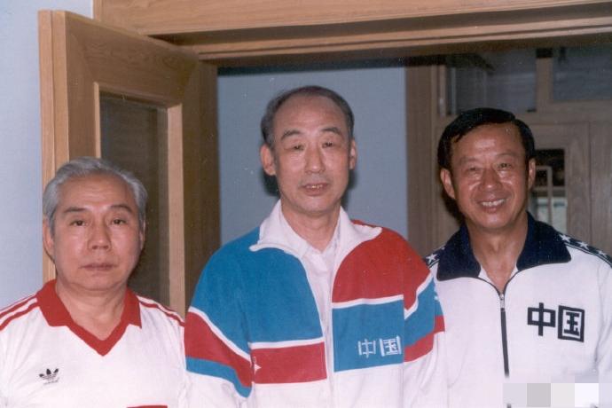 90年代，足坛“三张”晚年，一张罕见的合影，这张合影拍摄地点是北京体育训练基地室