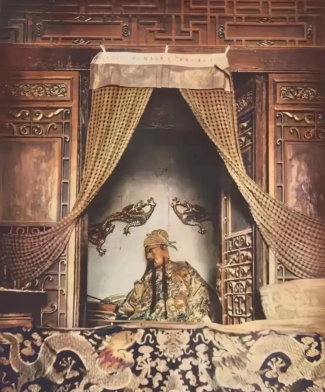 这是1908年在运城解州关帝庙，一名德国人拍摄的照片。这尊关公像号称1:1还原
