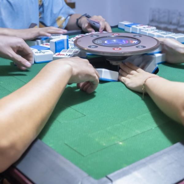 朋友两口子聊起打麻将的事儿，可有意思了。他媳妇原先手气背得不行，连输了十几场，气