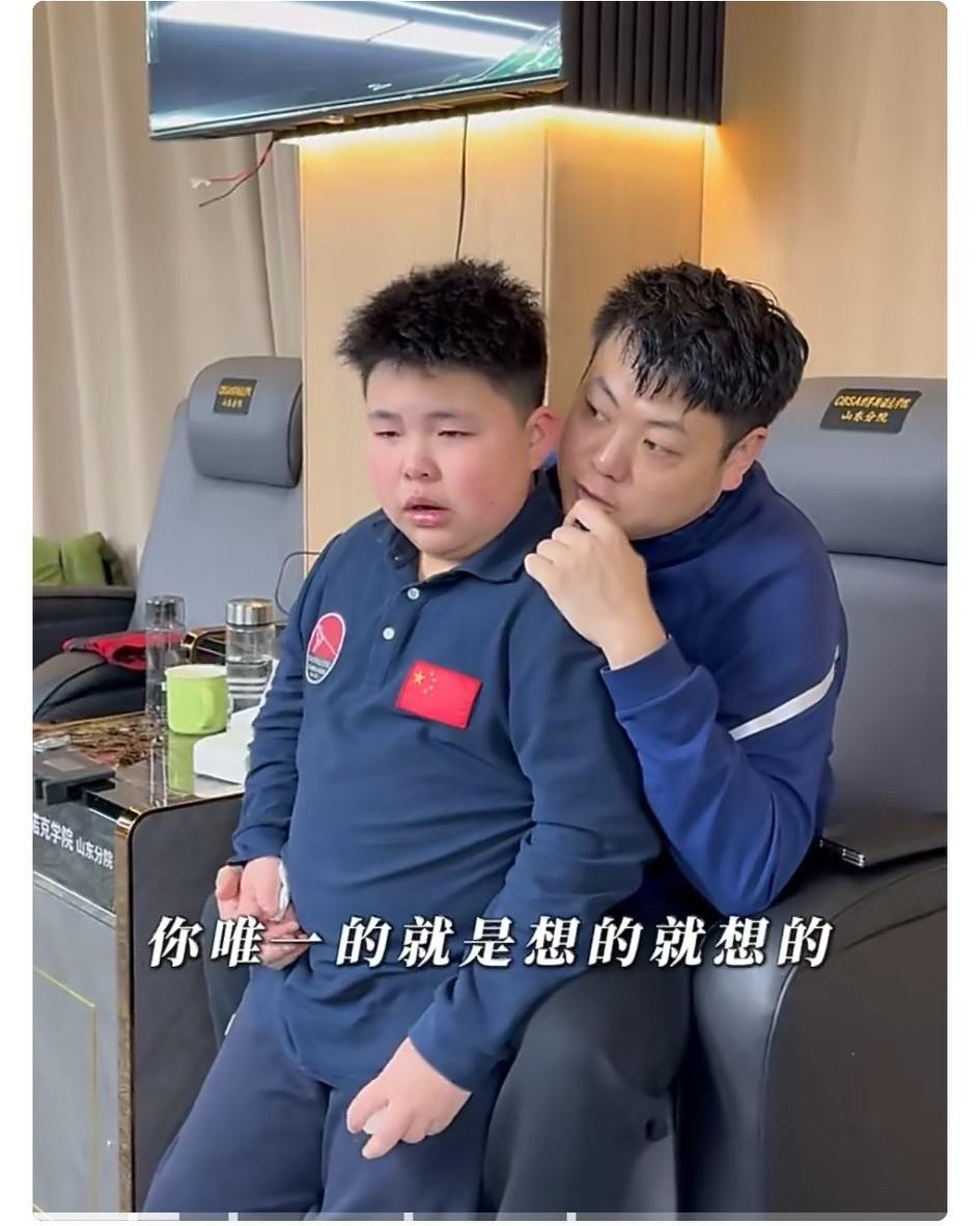 颜丙涛热衷于直播点评，梁文博则好为人师，教学理念别出心裁。梁文博指导小学员如何