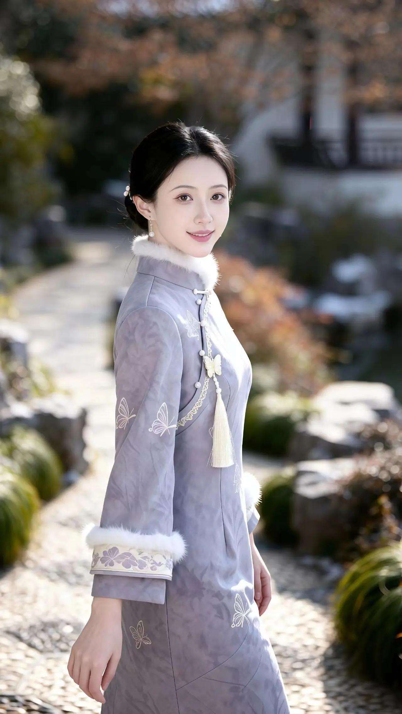 回眸一笑百媚生！旗袍相伴浅笑，时光静好！甜风旗袍图旗袍微笑照旗袍风景江南