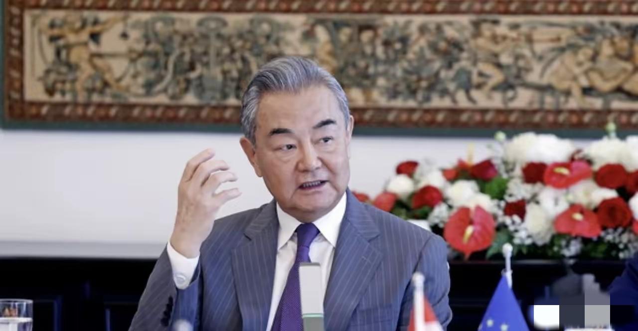 法国总统还没来，电话先打来了不是求救，是求合作。11月27日，法国总统外