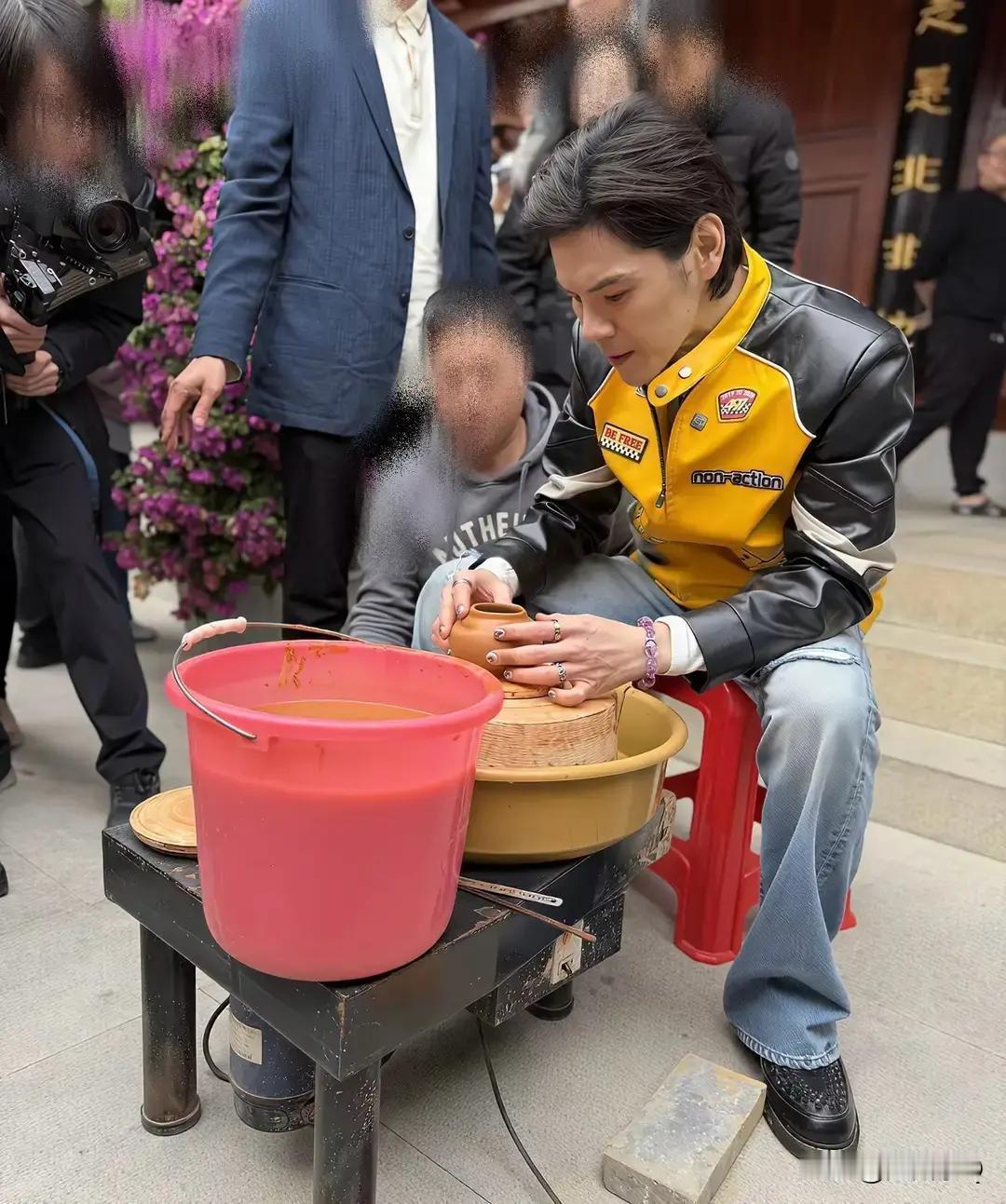 向佐这双手，撕开了男人最后的“体面”。不是娘，是权力。巴黎时装周上，他那十