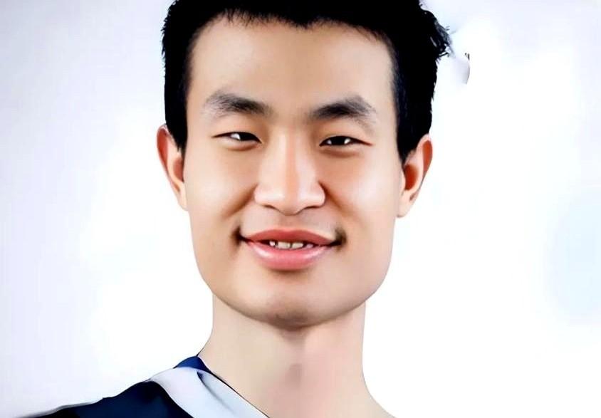 韦神，拿“铁饭碗”了。北大官宣，韦东奕升长聘副教授。这三个词放普通人身上，平