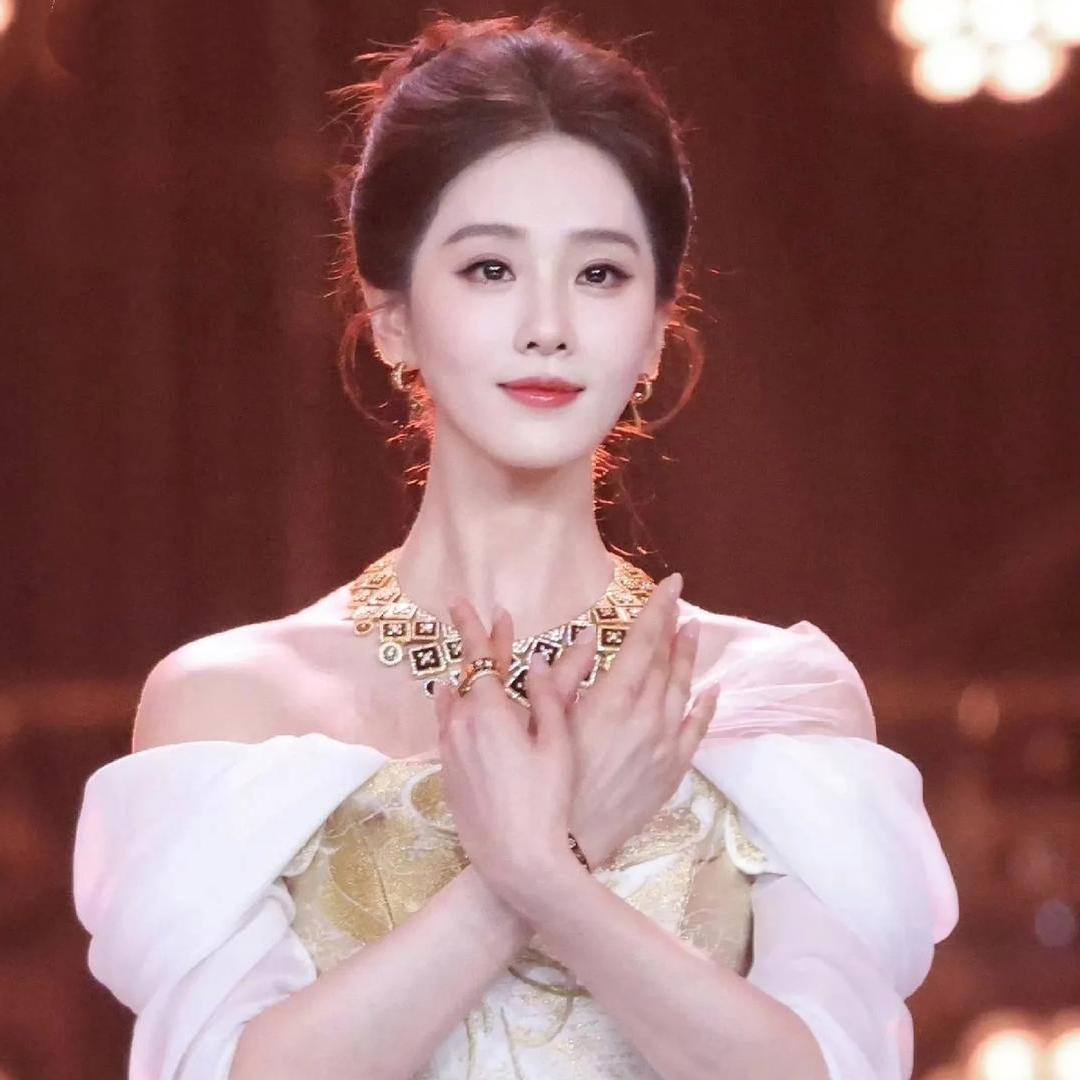 北影节真正的大赢家，根本不是影帝影后，而是低调从容的刘诗诗。官方直接授予她