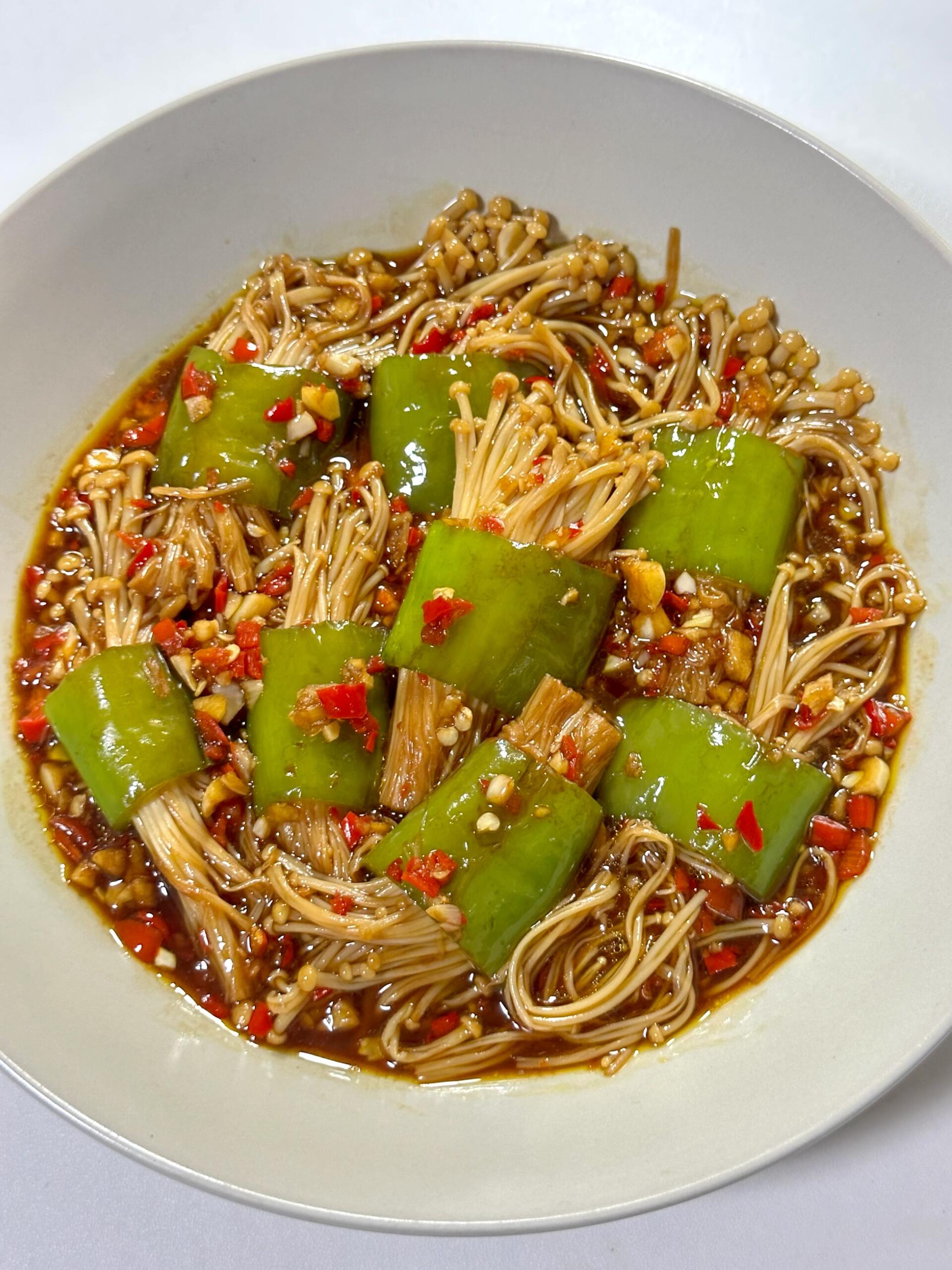 蒜蓉金针菇天花板！脆爽爆汁，一口就解馋谁还没吃过这道蒜蓉金针菇？脆爽入味，咬一