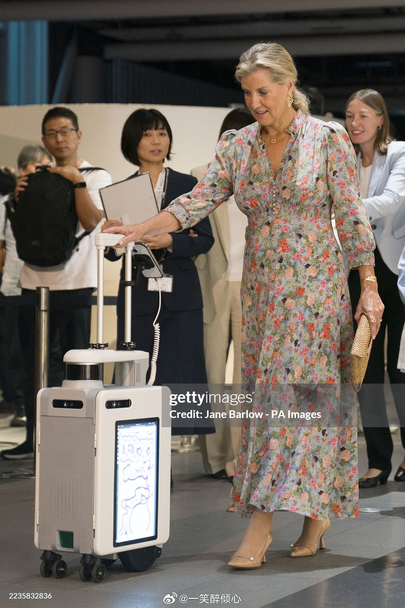 英国王室今天爱丁堡公爵夫人苏菲在日本东京访问国立新兴科学博物馆，并了