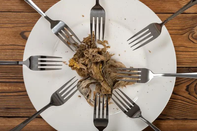 春节时“剩菜循环”常见，可有些剩菜是“高危分子”，宁可倒掉也别吃。首推剩凉菜，