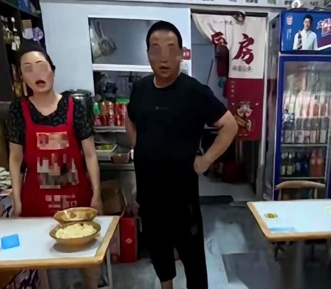 一碗刚出锅、冒着腾腾热气的面条，在半空中划出一道弧线，连汤带菜直接砸在顾客安先生