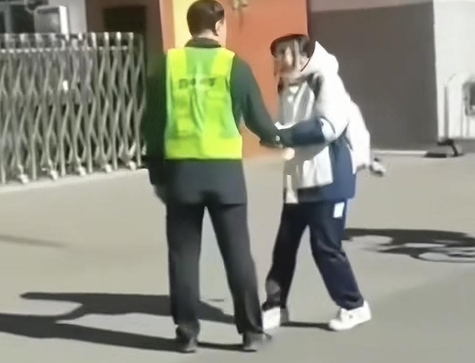 学生在校门口买个淀粉肠，是犯了什么弥天大错吗？至于要被如此对待吗？有网友爆料1